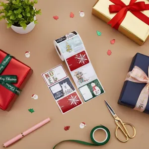 Detailweergave van feestelijke kerstcadeau-etiketstickers op een rol