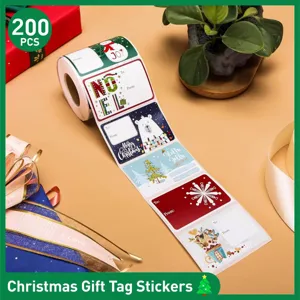 Detailopname van een rol kerstcadeaustickers met feestelijke illustraties