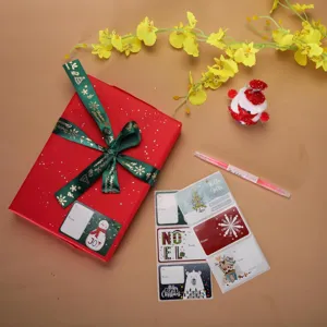Gedetailleerde close-up van feestelijke kerstcadeaulabels op een rode kerstcadeauverpakking