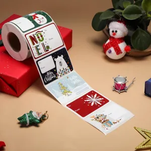 Gedetailleerde weergave van kerstcadeaustickers op rol met feestelijke illustraties