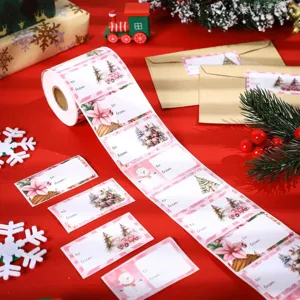 Detailweergave van roze kerstnaamstickerrol met feestelijke illustraties