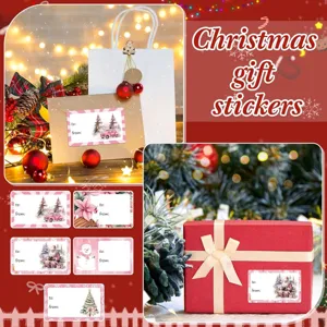 Detailweergave van roze kerststickers aangebracht op feestelijke geschenkdozen