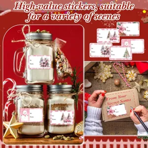Roze kerststickers op glazen potten en feestelijke geschenkverpakkingen