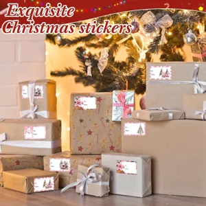 Prachtige roze kerstcadeaulabelstickers aangebracht op ingepakte cadeaus