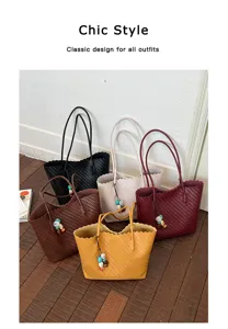 Exhibición de cinco bolsos tote de cuero trenzado de colores con dijes de cuentas