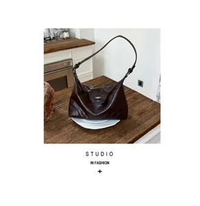 Klassische braune Umhängetasche aus weichem Leder im minimalistischen Korea-Stil