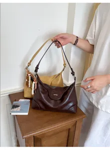 Detailansicht zweier weicher Lederschultertaschen im koreanischen Stil mit Perlenanhängern