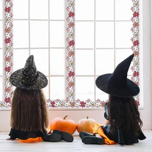 Détail des autocollants de bordure d'Halloween avec fantômes et fleurs sur une fenêtre