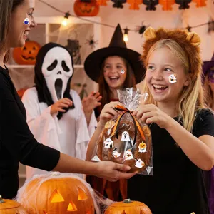 Süße Cartoon Geisteraufkleber auf Kindergesichtern und Geschenktüten bei Halloween Party