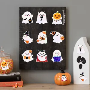 Detailansicht holografischer Geisteraufkleber mit Halloween-Motiven für Verpackungen