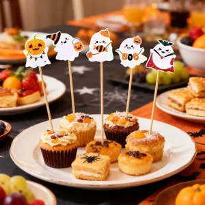 Nahaufnahme von niedlichen Laser-Geisteraufklebern als Cupcake-Topper in Halloween-Kulisse