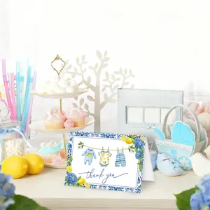 Detailansicht der Dankeskarte zur Babyparty mit mediterranem Zitronen- und Hortensienmuster