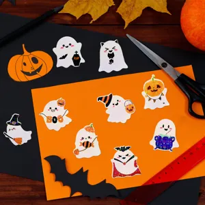 Süße Halloween-Gespenster-Aufkleber mit Laserfolie auf Bastelpapier
