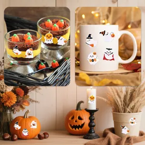 Set mit niedlichen Halloween-Geisteraufklebern mit Laserfolie auf Tassen und Kürbissen
