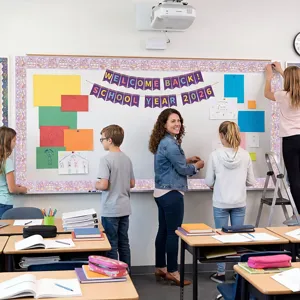 Σχολικός πίνακας διακοσμημένος με αυτοκόλλητα περιθώρια με βιβλία και φιόγκους
