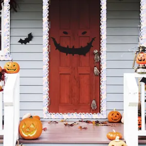 Détail de bordures autocollantes fantômes irisées décorant une porte d'Halloween