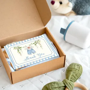 Nahaufnahme einer böhmischen floralen Dankeskarte in einer Kraft-Baby-Geschenkbox