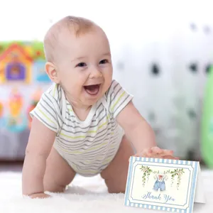 Nahaufnahme einer blau gestreiften Baby-Dankeskarte mit süßer handgezeichneter Kleidung