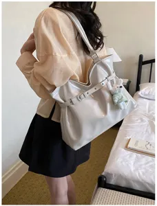 Élégant sac cabas blanc cassé brillant avec boucle de ceinture et pendentif ours