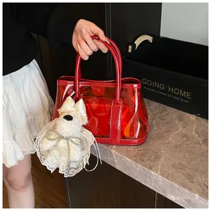 Sac cabas en PVC transparent rouge avec un charmant petit chien en peluche et pochette.