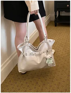 Détail du sac cabas élégant crème en similicuir avec boucle de ceinture et petit ours