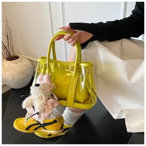 Vue détaillée du mini sac cabas transparent en PVC vert lime avec pochette intérieure assortie