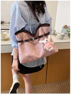 Sac cabas rose élégant avec détail ceinture marron et breloque en peluche de lapin