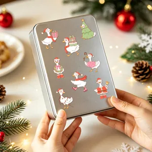 Gros plan de mignons autocollants de canard sur le thème de Noël sur une boîte en métal