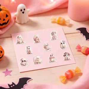 Nahaufnahme von süßen rosa Geisteraufklebern für die Halloween-Geschenkdekoration