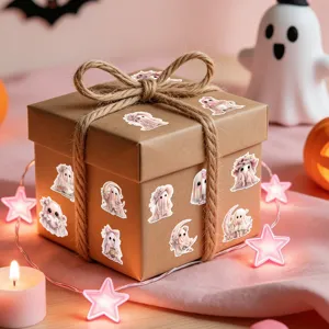 Niedliche rosa Geisteraufkleber auf einer braunen Geschenkbox für Halloween-Geschenkverpackungen