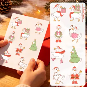Détail rapproché d'autocollants canard de Noël mignons avec diverses tenues de fête