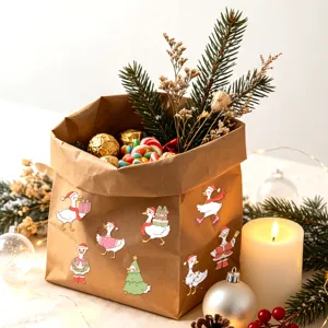 Détail d'autocollants canards de Noël mignons décorant un sac cadeau en papier kraft brun