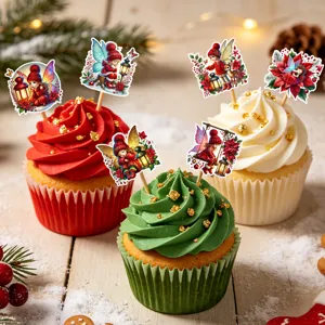 Nahaufnahme von festlichen Weihnachtsfee-Stickern als Topper auf bunten Weihnachts-Cupcakes