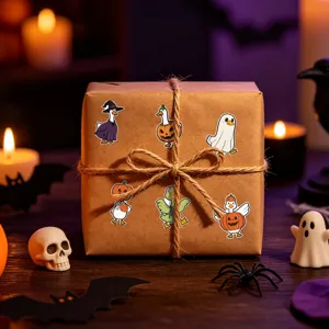 Gros plan de mignons autocollants de canard d'Halloween sur une boîte cadeau en papier kraft brun.