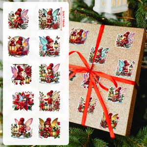 Detailansicht von Weihnachtsengel-Fee-Aufklebern auf einer goldenen Geschenkbox