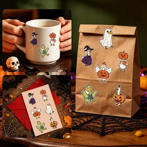 Vue détaillée d'autocollants de canards d'Halloween sur mug, sac en papier et carte.