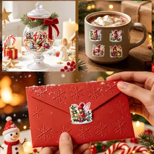 Dekorative Weihnachtsaufkleber auf Bonbonglas, Tasse und rotem Briefumschlag gezeigt