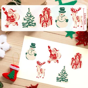 Détail des autocollants de Noël festifs avec le Père Noël, un bonhomme de neige et un renne