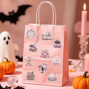 Rosa Halloween-Sticker mit Geistern und Kürbissen auf einer Deko-Geschenktüte.
