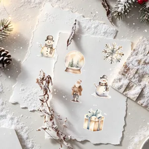 Gros plan sur des autocollants de Noël festifs avec Père Noël et bonhomme de neige