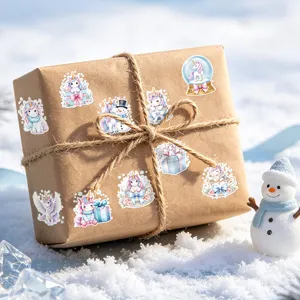 Detailansicht von Einhorn-Weihnachtsaufklebern auf einer braunen Geschenkschachtel