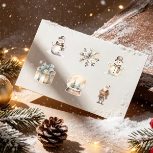 Gros plan de stickers de Noël dessinés à la main avec bonhommes de neige et Père Noël
