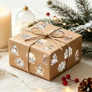Détail d'autocollants de Noël mignons avec bonhomme de neige et Père Noël sur cadeau