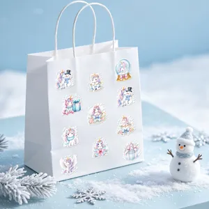 Weihnachtsaufkleber mit Einhorn und Schneemann auf einer weißen Geschenktüte im Schnee