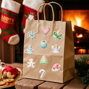 Detaillierte Nahaufnahme von pastellfarbenen Weihnachtsaufklebern auf einer braunen Papiertüte