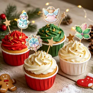 Detailansicht süßer Weihnachtsaufkleber mit Engel und Schneemann für festliche Geschenkverpackung.