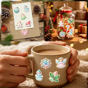 Dekorative Weihnachtsaufkleber auf einer Kaffeetasse und festlichen Geschenkkarten
