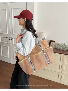 Seitenansicht einer Frau mit einer großen khakifarbenen Strandtasche aus Mesh.