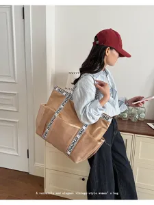 Lifestyle-Foto einer Vintage-Netztasche in Braun, getragen von einer Frau mit Kappe.