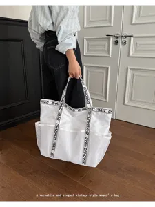Große weiße Damen-Tragetasche mit Mesh-Patchwork in einem Indoor-Lifestyle-Setting